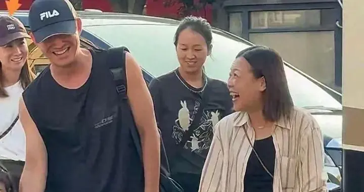 王阳一家三口逛街被拍！全程牵手女儿超宠溺，老婆素颜很真实