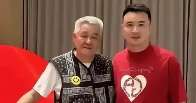 章子怡去赵本山三亚家中拜年，状态十分靓丽，看着状态超级无敌