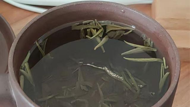 |紫砂壶泡茶后壶口出现黑色物质