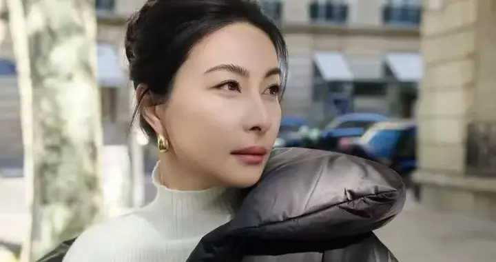 郭晶晶终于时髦一回！穿黑色羽绒服+高领毛衣+半身裙，高级又洋气