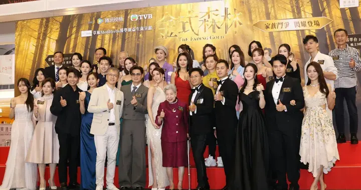 91歲羅蘭與張國強飲茶精靈擺Pose，去年跌傷入院雙腿現凹痕惹擔憂