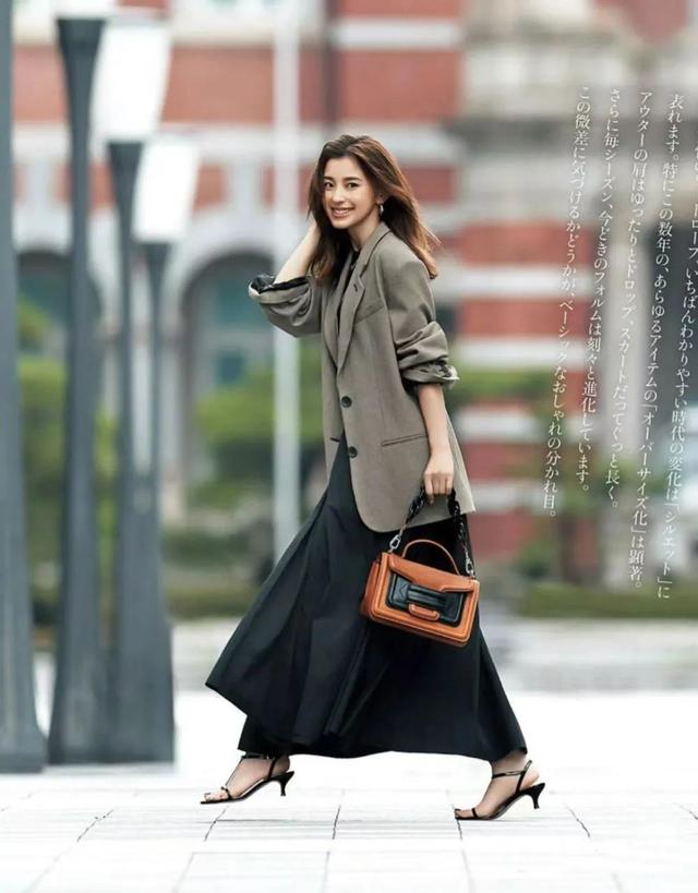 今年最流行的“薄西装”，越简单越高级