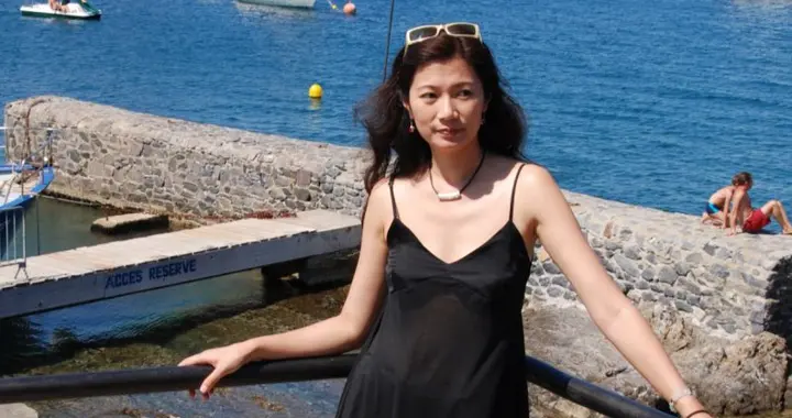 父亲是上海知名演员，她却为爱隐退赴美生子，如今二婚风光不再