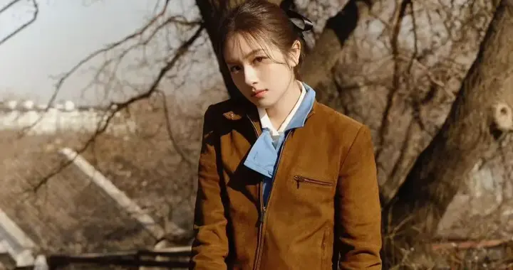 李兰迪私服穿搭真时髦！皮衣+蓝衬衣+皮裙，减龄洋气又高级！