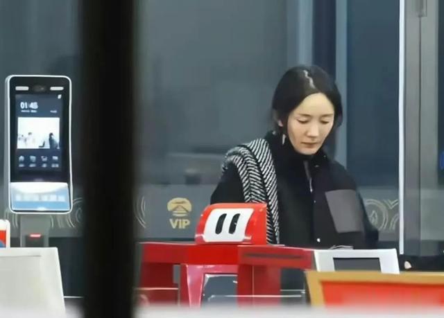 凌晨机场，发顶稀疏瘪嘴凹脸的杨幂，把我们的容貌焦虑治好了