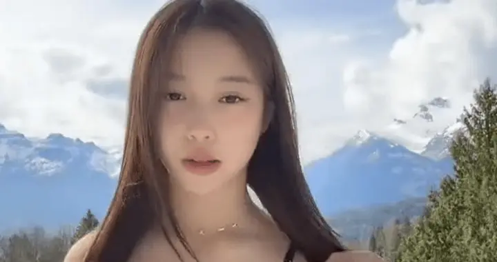 小四月，终是为父母的失败婚姻买单，年仅15岁看起来比母亲还成熟