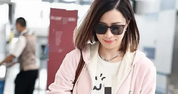 佘诗曼机场私服真会穿！粉色卫衣外套+字母T+阔腿裤，减龄又时髦