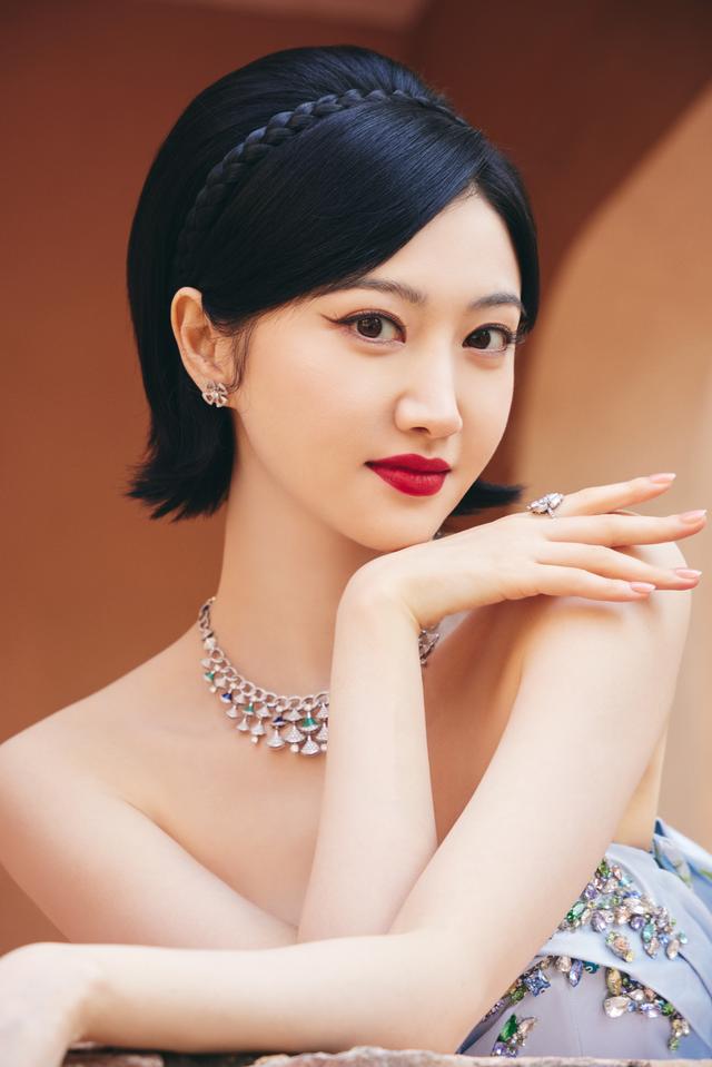 景甜蓝色抹胸拖尾裙短发妆造