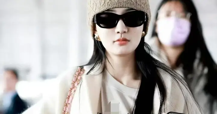 徐璐机场私服真会穿！白色大衣+印花卫衣+牛仔裤，时髦又减龄！