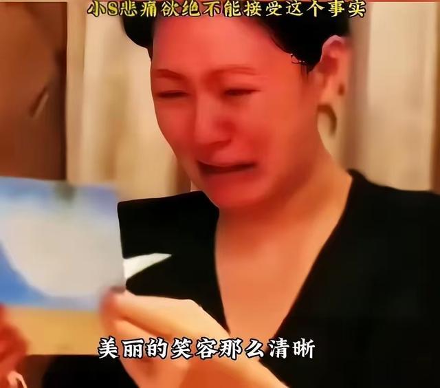 小S含泪决定：大S骨灰不下葬，永久放家里。小箖箖穿红衣惹争议