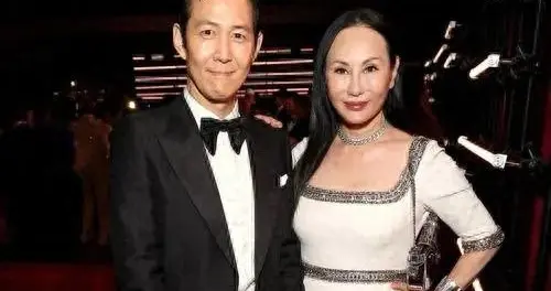 浅绿长裙穿在57岁身上，媒体吵着说她像少女。