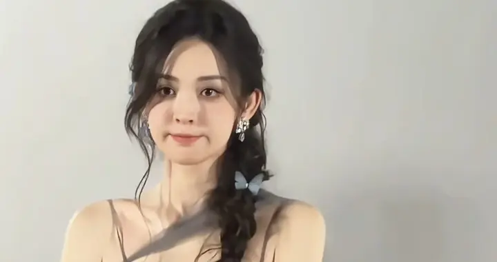 古力娜扎浅灰色公主裙，搭配小巧的蝴蝶结发饰