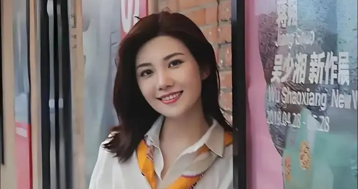 央视后起之秀郑子可，气质出众能力卓绝，关键是家庭环境也给力