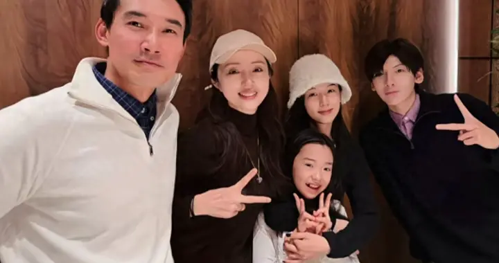 董璇带小酒窝剧组聚餐！周也送迪奥发圈翟潇闻送定制香水，好受宠