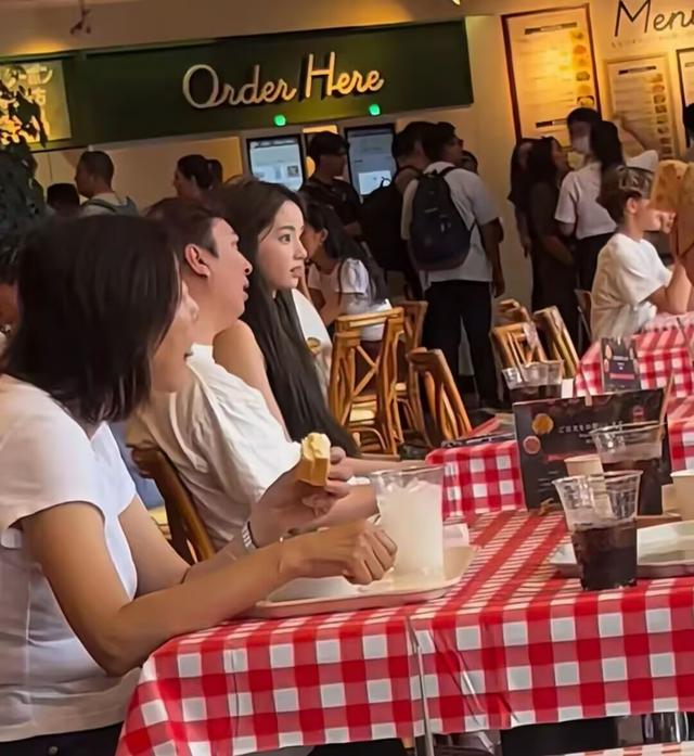 王思聪在日本搂着女友吃咖喱，侧颜好像“树懒”，松弛感十足