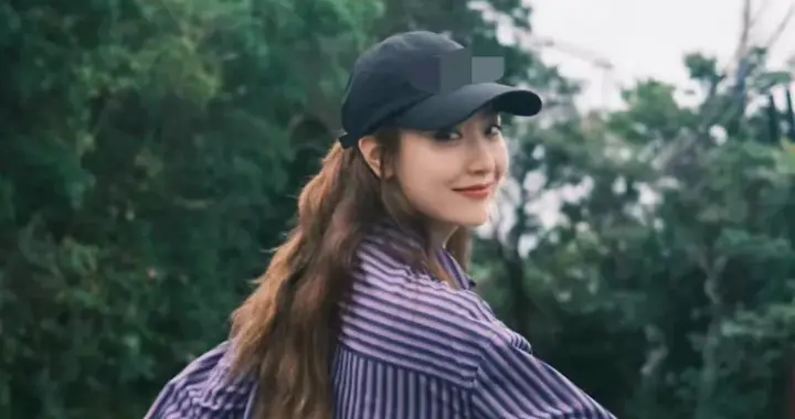 白冰恢复单身后大回春！穿紫色条纹衫+阔腿裤+棒球帽，减龄又时髦