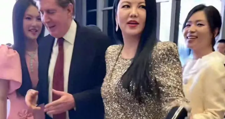 李湘瘦好多！带王诗龄哈尔滨参加活动！母女俩又瘦又薄，反差很大