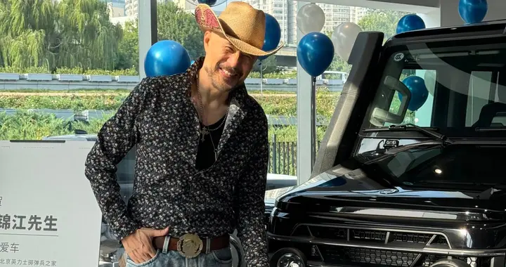 64岁徐锦江现身北京，购买价值90万元越野车，打扮像美国西部牛仔
