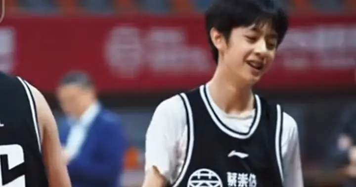 孙俪儿子打篮球照帅出圈，颜值高还很阳光，四肢好长能长到190