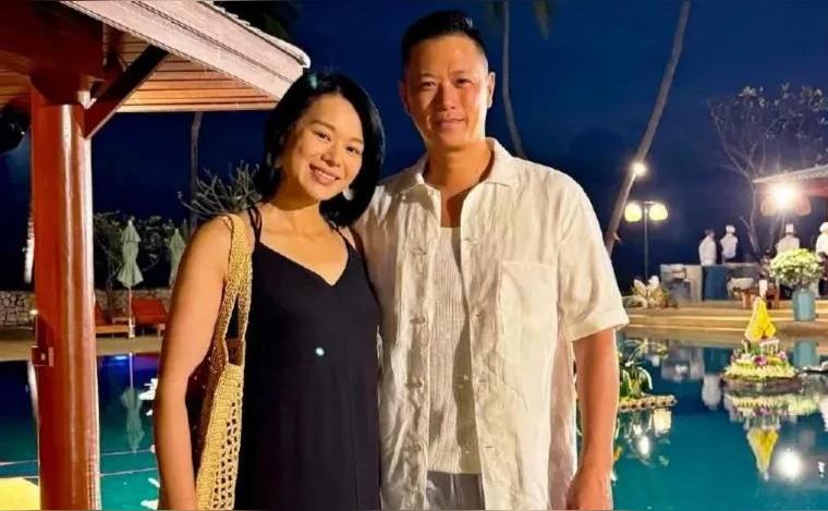 46岁胡杏儿和老公李乘德一起出国旅游，脸部素颜皮肤一般，好显老