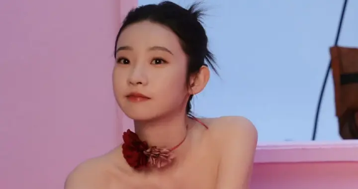 张艺凡初夏穿搭，红粉少女。