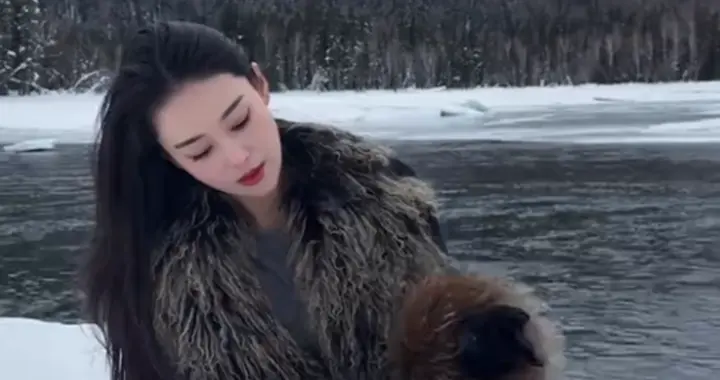 张馨予新疆度假，何捷为爱妻拍照沦陷在她美貌中，直夸老婆五官好