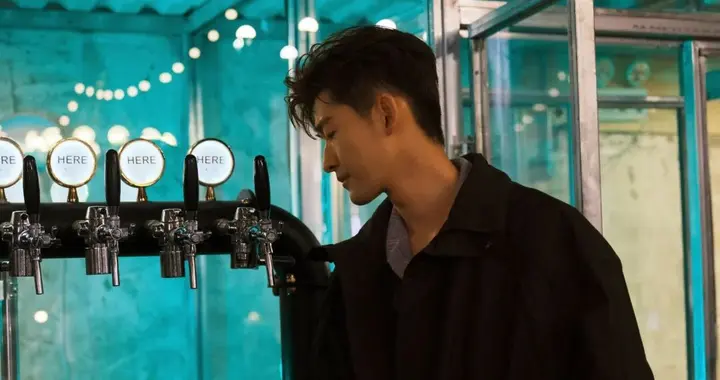 张翰又换女友了？陈哲远新戏欠薪停拍？辛柏青停工拜佛？