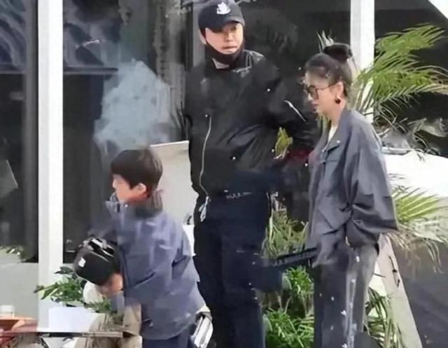 佟丽娅出席活动，没有皱纹皮肤紧致，却年龄感十足，小虎牙也没了