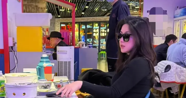 41岁朱珠和老公现身北京三里屯餐馆吃泉州菜，她的打扮太贵气了