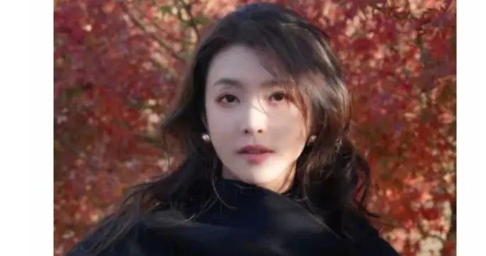 李云霄分享最新美照，简约穿搭配微卷发，美得那么耀眼