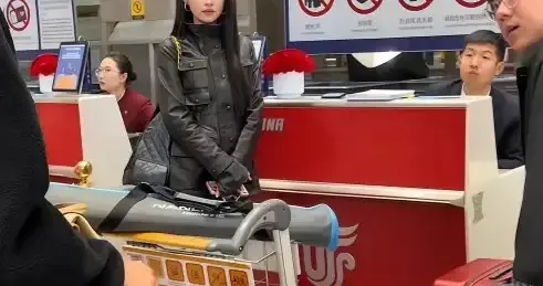 离婚后的孙怡更美了！黑皮衣搭短裙现身机场，又瘦又白少女感爆棚