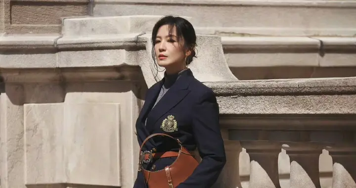 她嫁富商丈夫，婚后生了2个女儿，却自己带孩子