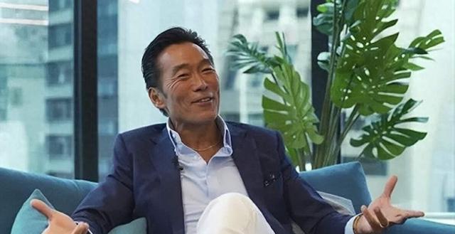 香港男星郑浩南离婚人财两空，独住宾馆无家可归，提及前妻表不屑