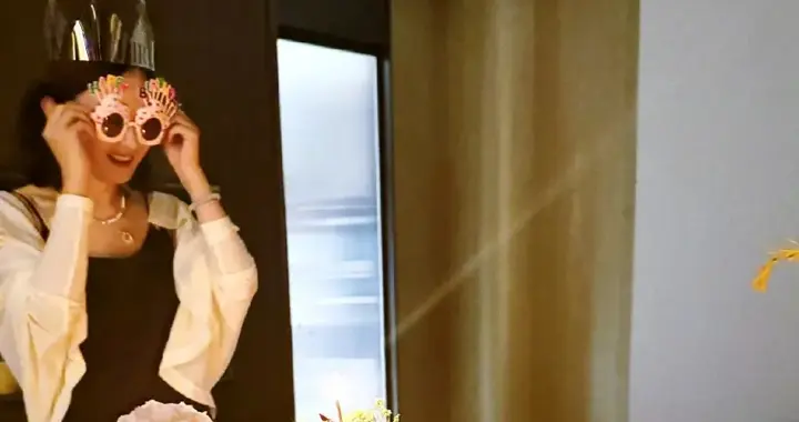 赵丽颖38岁生日被爱包围，王伊瑶摔坏蛋糕不知所措，刘柯好幸福