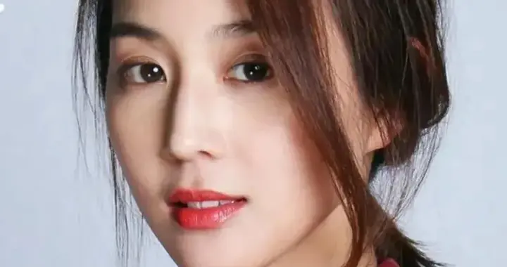 演员张钧甯的身材和颜值，并没有电视上那么美，她43岁太显老