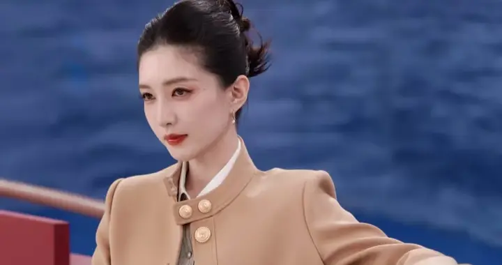 江疏影穿宝姿2025复刻系列，驼色套装配金扣，复古又高级