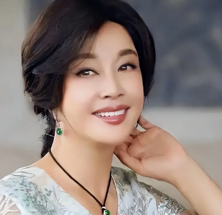 偷漏税风波没结束，就突传刘晓庆6月29日凌晨离世，本人紧急发声