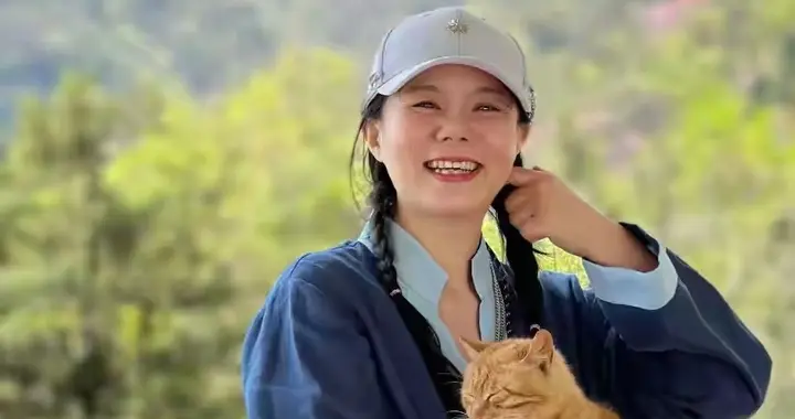 官宣离婚一年后，50岁的龚琳娜喜讯不断，德国前夫却只能发酸评