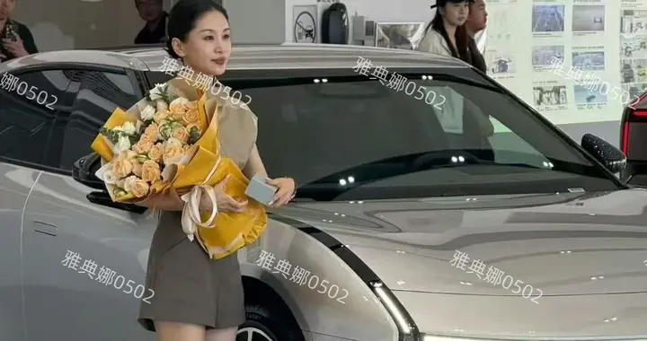 王子被新车暴露身高，她穿增高鞋站在1米4的车旁也没高出多少好矮