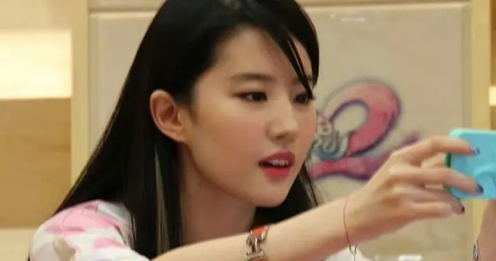 刘亦菲 挑染刘海的样子好美 ???