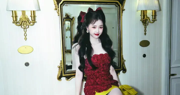 虞书欣：红色小猫咪，甜美可爱