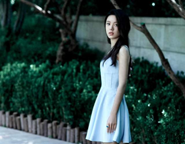 赵今麦，裙长刚刚好，美丽大方又得体