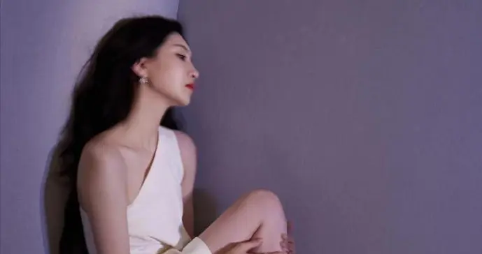 江疏影白到发光！颜值惊艳，美到挪不开眼！ ???