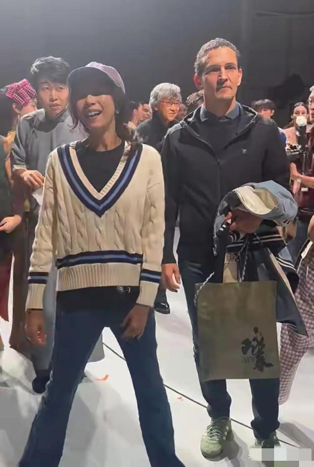 54岁莫文蔚和老公看演出，素颜被评又老又丑 约翰纳斯却给足安全感