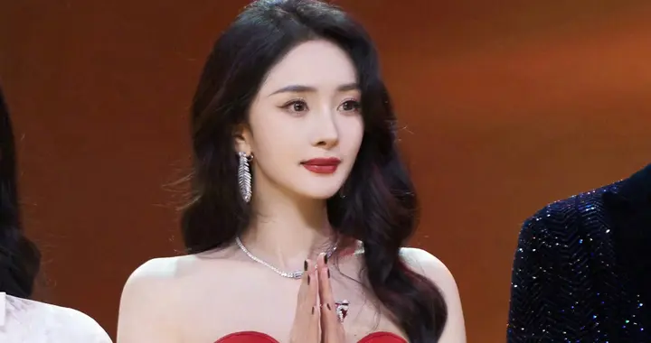 杨幂迷人又优雅风姿，红色礼服