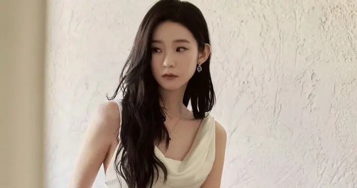 张艺凡养眼写真：唯美白裙，一字带高跟大长腿。