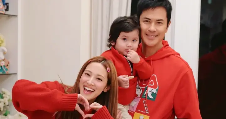 前港姐冠军陈凯琳进军深圳拍写真，母女同框网友大赞像姐妹