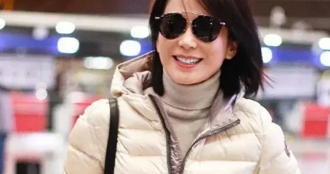 54岁俞飞鸿的中年穿搭真显年轻！连帽羽绒服+牛仔裤，时髦又减龄