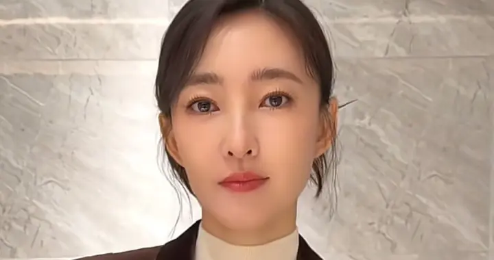 40岁王丽坤手势舞穿搭：打底衫+西装外套，干练又优雅，美得像28