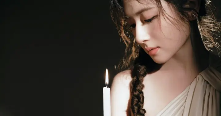 李兰迪纯白斜肩抹胸连衣裙